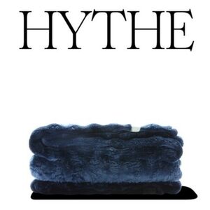 HYTHE Luxurious Cozy Navy Bubble Blanket 50" x 60"